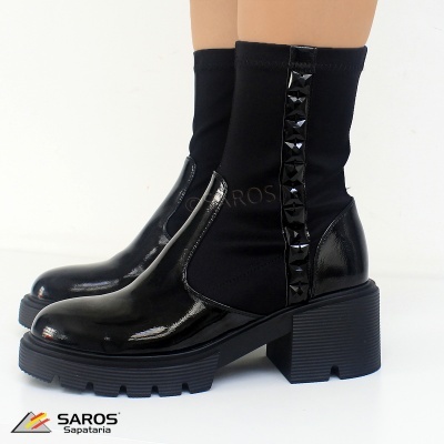 Botas pretas femininas com salto grosso e detalhes em tachas pretas