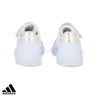 Ténis Adidas brancos com aba iridescente e sola em borracha vistos de trás