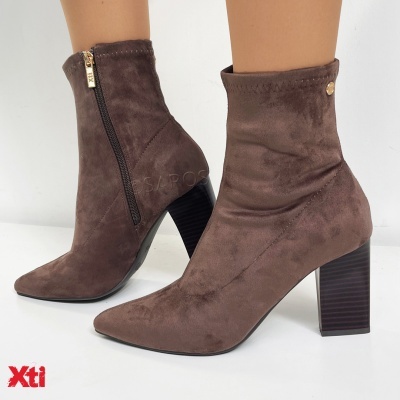 Botins femininos castanhos em tecido camurça com salto bloco e fecho lateral