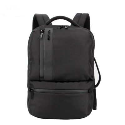 Mochila preta Vogart com bolsos frontais e alças acolchoadas