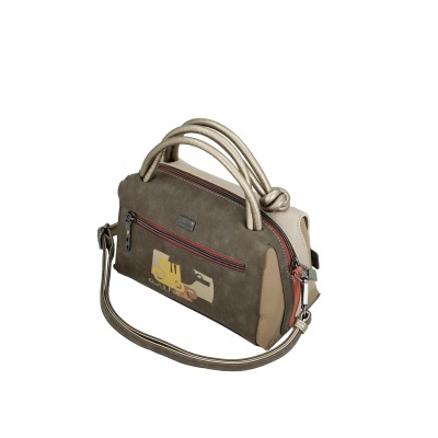 Mala de mão castanha e bege com alças enroladas e fecho vermelho