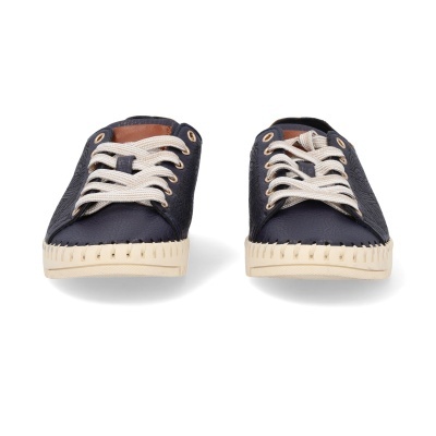 Sapatilhas azuis com atacadores brancos e sola bege