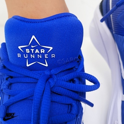 Ténis azuis Nike com logo Star Runner na lingueta