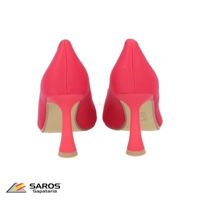 sapatos de salto alto rosa visto de trás