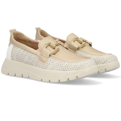 Sapatos mocassins femininos bege com detalhe metálico dourado e sola branca
