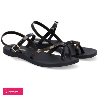 Sandálias femininas pretas Ipanema com tiras cruzadas e fivela dourada