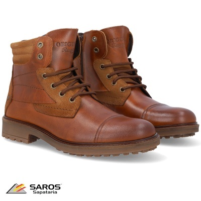 Botas masculinas castanhas em fundo branco com logo SAROS