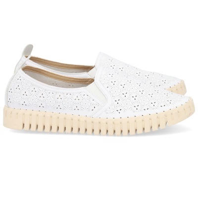 Ténis desportivos brancos com padrão perfurado e sola bege clara ondulada