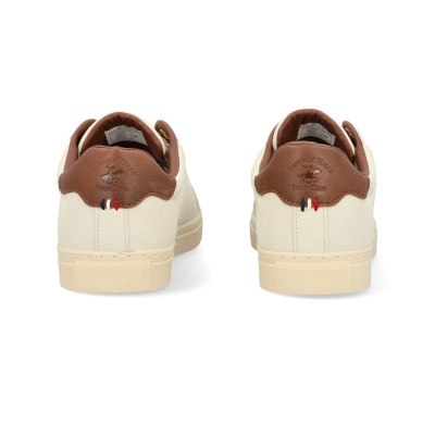 Ténis brancos com detalhes castanhos em pele na parte de trás