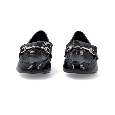 Mocassins pretos de verniz com textura de pele de crocodilo e fivela prateada