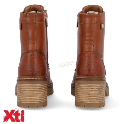 Botas femininas castanhas de couro de salto alto