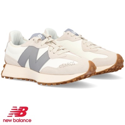 Sapatilhas New Balance bege e cinzento com sola castanha e logo New Balance vermelho