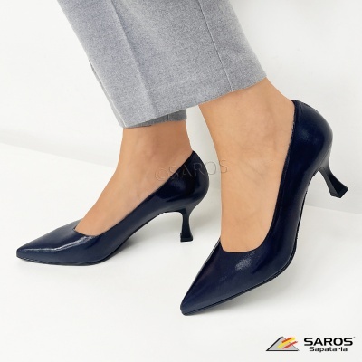 Sapatos de salto alto em pele azul escuro com bico fino