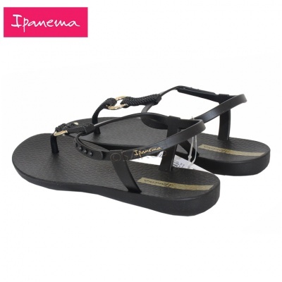 Sandálias Ipanema pretas com detalhes dourados e textura na palmilha