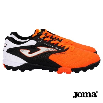 Chuteiras Joma laranja, preto e branco com logótipo
