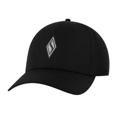 Boné preto com logótipo em forma de diamante na frente.