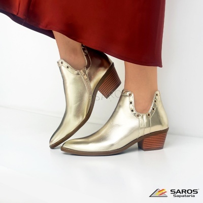 Botins dourados de pele com salto médio de madeira e fecho com zíper