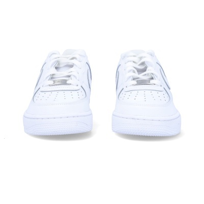 Sapatilhas brancas em pele sintética com atacadores e placa metálica AF1.