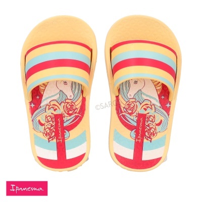 Sandálias coloridas com padrão de listras e desenho de unicórnio