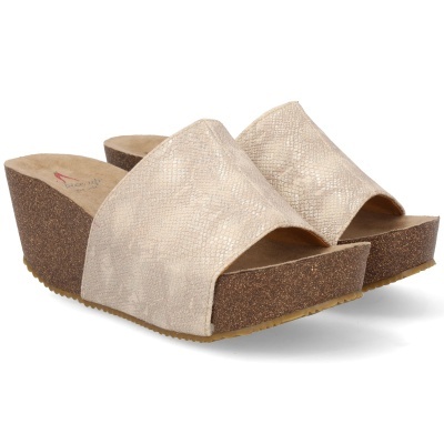 Sandálias de cunha bege com padrão de cobra e sola de cortiça