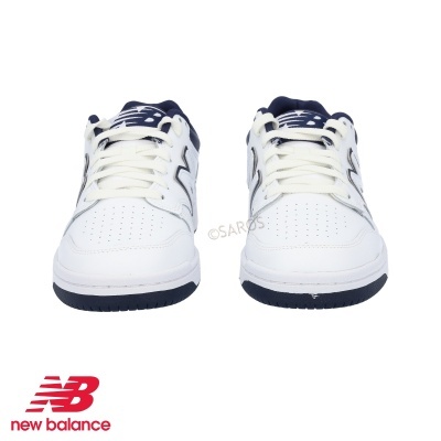 Par de sapatilhas New Balance brancas e azul escuro