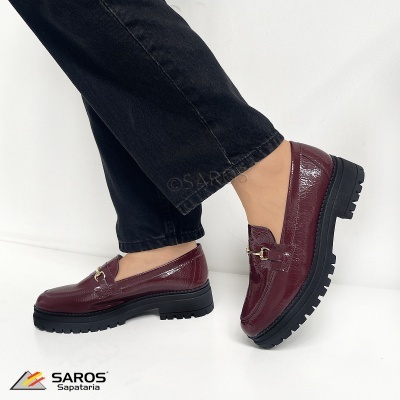 Sapatos mocassins verniz bordô com sola preta grossa e detalhe metálico dourado