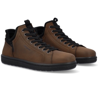 Ténis castanhos de pele com atacadores pretos e sola preta