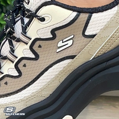 Tênis desportivo Skechers bege, branco e preto com atacadores pretos e sola preta