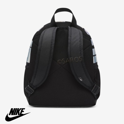 Mochila preta da Nike vista de trás com alças almofadadas e pega superior