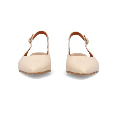 Sapatos slingback femininos em couro bege claro com fivela dourada.