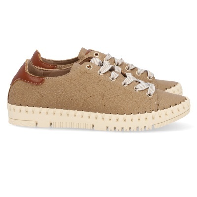 Ténis castanhos com sola branca e atacadores brancos