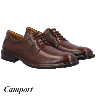 Sapatos castanhos de couro com atacadores