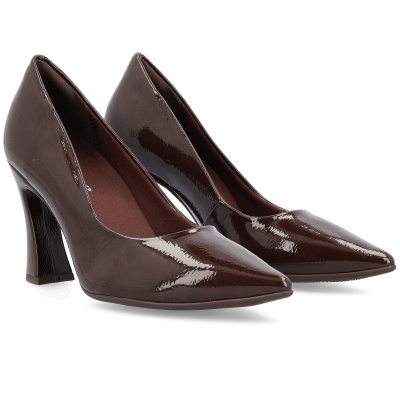 Sapatos de salto alto femininos castanhos em verniz brilhante