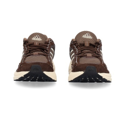 Par de sapatilhas Adidas castanhas com sola preta e bege