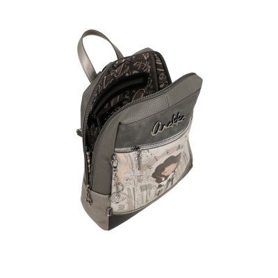Mochila cinzenta e bege com zíperes e padrão ilustrativo frontal