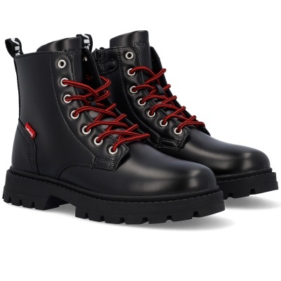 Botas pretas de couro com atacadores vermelhos e sola preta