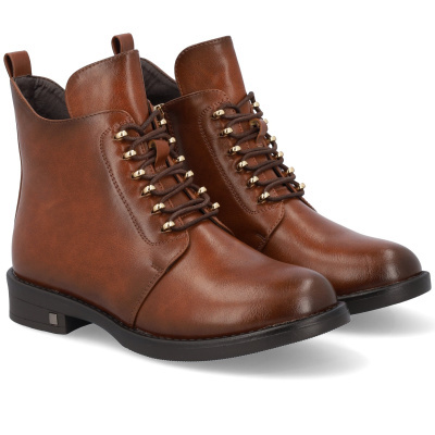 Botas castanhas de couro sintético com atacadores e sola preta.