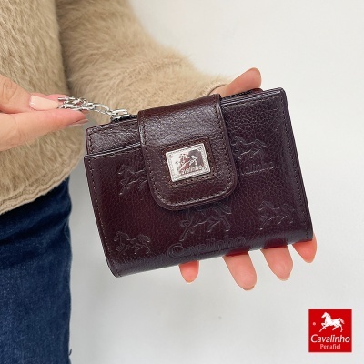 Carteira pequena em couro castanho escuro da Cavalinho Penafiel com textura de cavalos e fecho por aba.