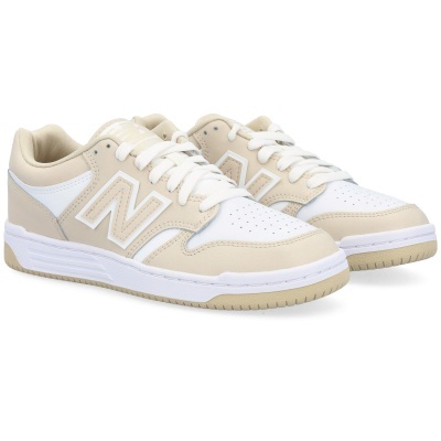 Ténis New Balance bege e branco com logo N nas laterais