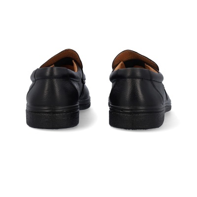 Sapatos masculinos pretos em pele vistos de trás