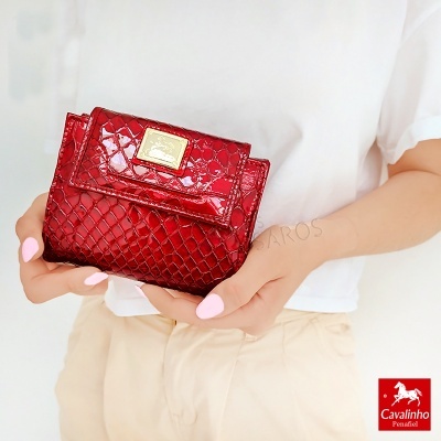 Carteira vermelha com padrão tipo pele de cobra brilhante e fecho dourado
