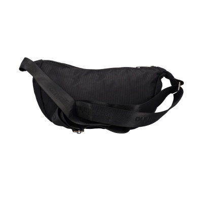 Bolsa preta tipo pochete sobre fundo branco