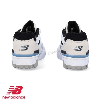 Sapatilhas New Balance brancas, pretas e azuis claras vistas de trás