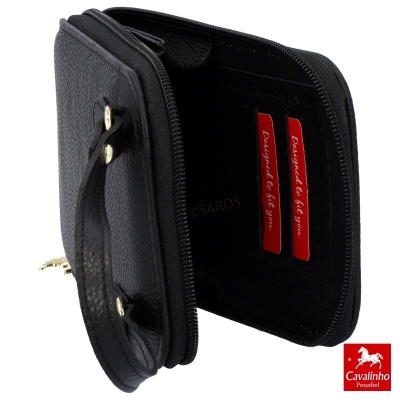Carteira preta texturada com fecho e interior com etiquetas vermelhas e logótipo Cavalinho