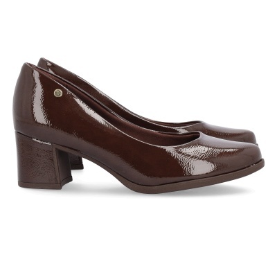 Sapatos castanhos de salto baixo em verniz brilhante