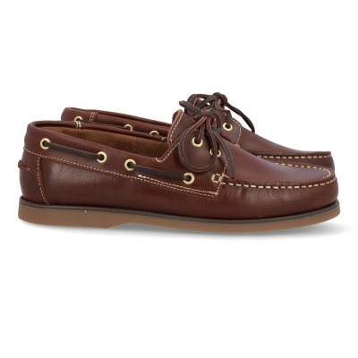 Sapatos castanhos tipo boat shoes em pele com costuras brancas e atacadores.