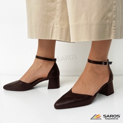 Sapatos de salto médio castanhos com tira no tornozelo