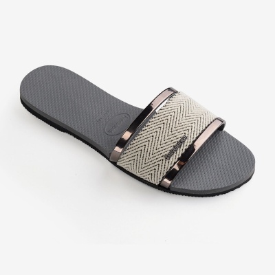 Chinelo desportivo cinza com tira branca em zig-zag e logo Havaianas