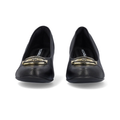 Sapatos de senhora pretos tipo bailarina com adorno metálico dourado e marca PRADA no interior
