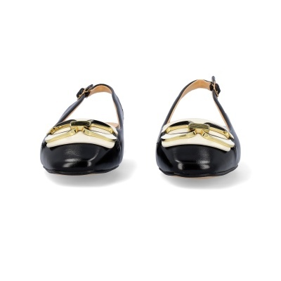 Sapatos pretos rasos femininos com detalhes dourados e brancos na frente e alça no calcanhar.